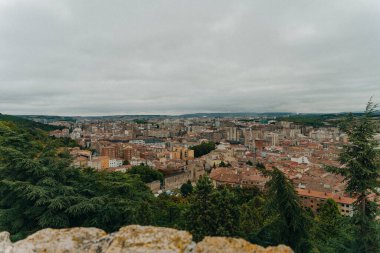 Güneş doğarken Burgos Katedrali ve şehir panoraması. Burgos, Kastilya ve Leon, İspanya - Kasım, 2021. Yüksek kalite fotoğraf