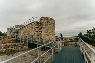 Burgos, İspanya - Haziran 2021 Ortaçağ Burgos Kalesi. Yüksek kalite fotoğraf