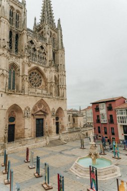 Güneşli bir günde Burgos Gotik Katedrali 'nin ana cephesi. Burgos, Castilla y Leon, İspanya - Kasım, 2021. Yüksek kalite fotoğraf