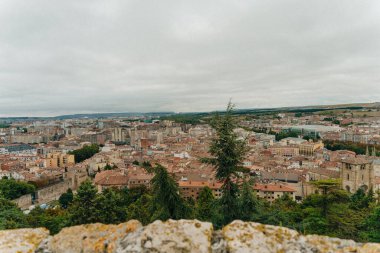 Güneş doğarken Burgos Katedrali ve şehir panoraması. Burgos, Kastilya ve Leon, İspanya - Kasım, 2021. Yüksek kalite fotoğraf
