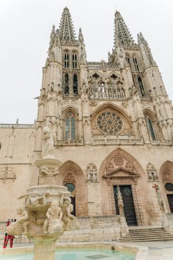 Güneşli bir günde Burgos Gotik Katedrali 'nin ana cephesi. Burgos, Castilla y Leon, İspanya - Kasım, 2021. Yüksek kalite fotoğraf