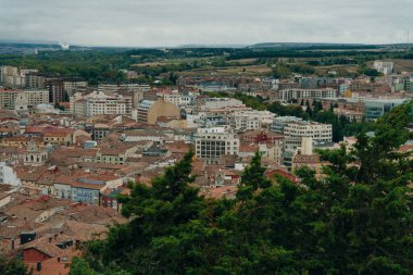 Güneş doğarken Burgos Katedrali ve şehir panoraması. Burgos, Kastilya ve Leon, İspanya - Kasım, 2021. Yüksek kalite fotoğraf