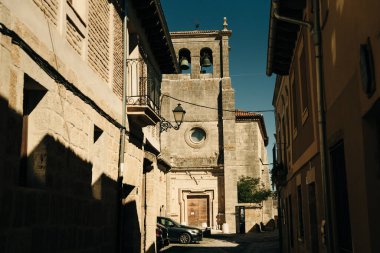 2021 'de İspanya' nın Burgos ilindeki Castrojeriz kasabasında sokakta yürüyen hacılar. Yüksek kalite fotoğraf