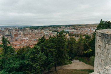 Güneş doğarken Burgos Katedrali ve şehir panoraması. Burgos, Kastilya ve Leon, İspanya - Kasım, 2021. Yüksek kalite fotoğraf