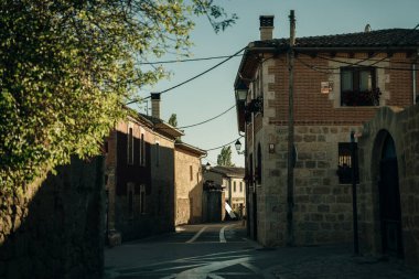 2021 'de İspanya' nın Burgos ilindeki Castrojeriz kasabasında sokakta yürüyen hacılar. Yüksek kalite fotoğraf