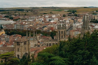 Güneş doğarken Burgos Katedrali ve şehir panoraması. Burgos, Kastilya ve Leon, İspanya - Kasım, 2021. Yüksek kalite fotoğraf