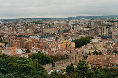 Güneş doğarken Burgos Katedrali ve şehir panoraması. Burgos, Kastilya ve Leon, İspanya - Kasım, 2021. Yüksek kalite fotoğraf