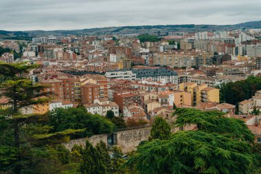 Güneş doğarken Burgos Katedrali ve şehir panoraması. Burgos, Kastilya ve Leon, İspanya - Kasım, 2021. Yüksek kalite fotoğraf