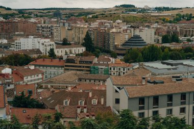 Güneş doğarken Burgos Katedrali ve şehir panoraması. Burgos, Kastilya ve Leon, İspanya - Kasım, 2021. Yüksek kalite fotoğraf