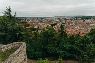 Güneş doğarken Burgos Katedrali ve şehir panoraması. Burgos, Kastilya ve Leon, İspanya - Kasım, 2021. Yüksek kalite fotoğraf