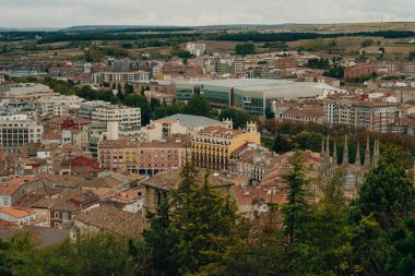 Güneş doğarken Burgos Katedrali ve şehir panoraması. Burgos, Kastilya ve Leon, İspanya - Kasım, 2021. Yüksek kalite fotoğraf