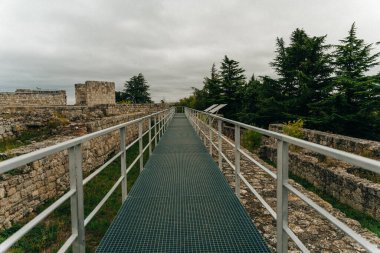 Burgos, İspanya - Haziran 2021 Ortaçağ Burgos Kalesi. Yüksek kalite fotoğraf