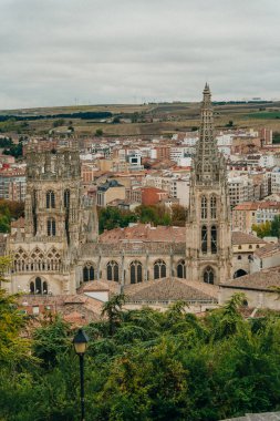 Güneşli bir günde Burgos Gotik Katedrali 'nin ana cephesi. Burgos, Castilla y Leon, İspanya - Kasım, 2021. Yüksek kalite fotoğraf