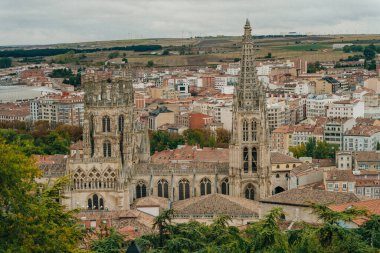 Güneşli bir günde Burgos Gotik Katedrali 'nin ana cephesi. Burgos, Castilla y Leon, İspanya - Kasım, 2021. Yüksek kalite fotoğraf