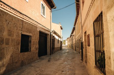 2021 'de İspanya' nın Burgos ilindeki Castrojeriz kasabasında sokakta yürüyen hacılar. Yüksek kalite fotoğraf