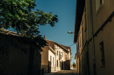 2021 'de İspanya' nın Burgos ilindeki Castrojeriz kasabasında sokakta yürüyen hacılar. Yüksek kalite fotoğraf