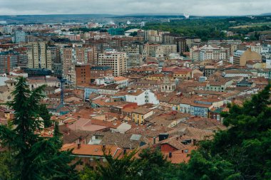 Güneş doğarken Burgos Katedrali ve şehir panoraması. Burgos, Kastilya ve Leon, İspanya - Kasım, 2021. Yüksek kalite fotoğraf