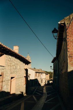 2021 'de İspanya' nın Burgos ilindeki Castrojeriz kasabasında sokakta yürüyen hacılar. Yüksek kalite fotoğraf