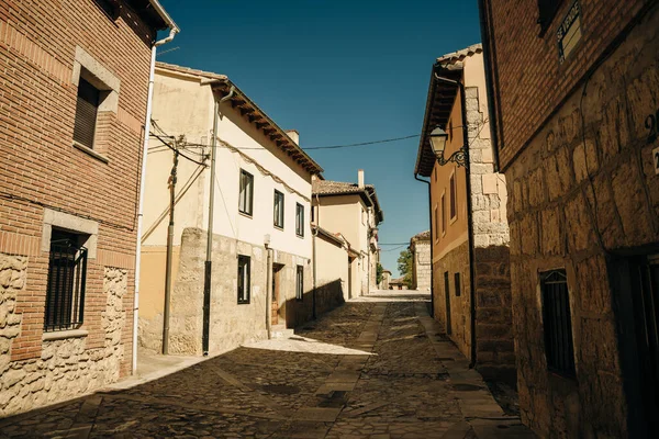 2021 'de İspanya' nın Burgos ilindeki Castrojeriz kasabasında sokakta yürüyen hacılar. Yüksek kalite fotoğraf