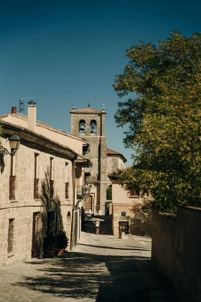 2021 'de İspanya' nın Burgos ilindeki Castrojeriz kasabasında sokakta yürüyen hacılar. Yüksek kalite fotoğraf