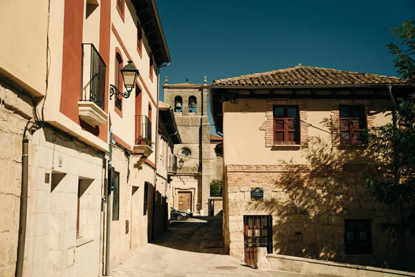 2021 'de İspanya' nın Burgos ilindeki Castrojeriz kasabasında sokakta yürüyen hacılar. Yüksek kalite fotoğraf