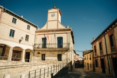 2021 'de İspanya' nın Burgos ilindeki Castrojeriz kasabasında sokakta yürüyen hacılar. Yüksek kalite fotoğraf