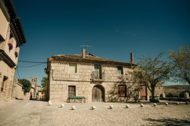2021 'de İspanya' nın Burgos ilindeki Castrojeriz kasabasında sokakta yürüyen hacılar. Yüksek kalite fotoğraf
