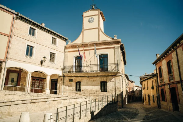 2021 'de İspanya' nın Burgos ilindeki Castrojeriz kasabasında sokakta yürüyen hacılar. Yüksek kalite fotoğraf