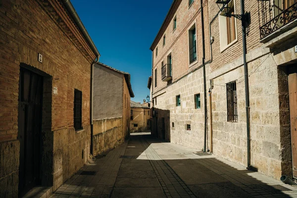 2021 'de İspanya' nın Burgos ilindeki Castrojeriz kasabasında sokakta yürüyen hacılar. Yüksek kalite fotoğraf