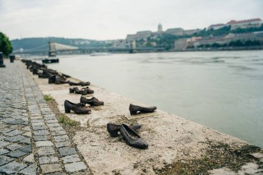Tuna kıyısındaki ayakkabılar - Macaristan, Budapeşte 'deki Yahudi soykırımının kurbanlarının anısına dikilmiş anıt - Kasım, 2021. Yüksek kalite fotoğraf