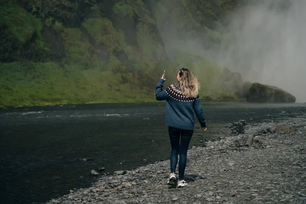 Cachoeira Skogarfoss Sul Islândia Com Turistas Foto Alta Qualidade — Fotografia de Stock