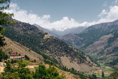 Himalaya dağlarında yürüyüş yapan biri. Annapurna 'yı dolaş. Yüksek kalite fotoğraf