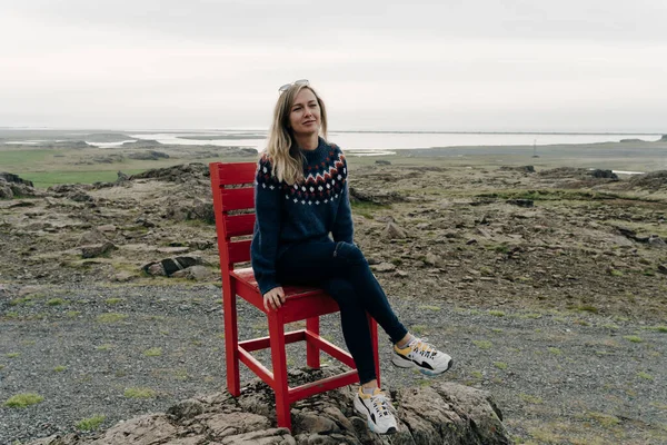 Red Wooden Chair Iceland Picturesque Landscape Babckground High Quality Photo — Stock Photo, Image