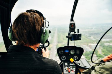 Şehrin üzerinde uçan bir helikopter pilotuna yakın çekim. Yüksek kalite fotoğraf