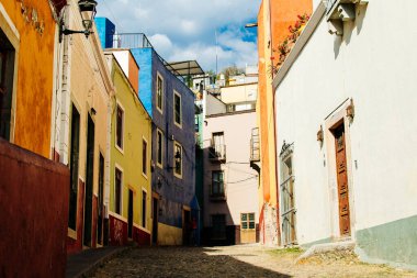 Meksika 'daki Guanajuato şehrinin renkli caddesi. Yüksek kalite fotoğraf
