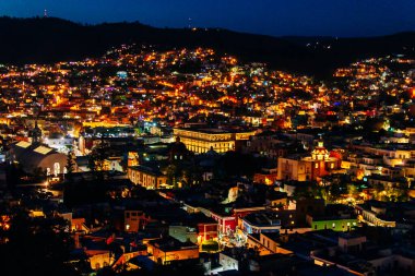 Guanajuato şehrinin şehir manzarası ve Guanajuato Leydisi Bazilikası, Meksika