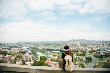 Gürcistan 'ın başkenti Tiflis, Mtatsminda dağının gece gökyüzü manzarasıdır.