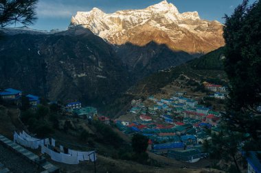 Everest Dağı 'nın manzarası (Nuptse ve Lhotse dahil) ve ama Dablam Namche Bazar, Himalayalar, Nepal' den. Yüksek kalite fotoğraf