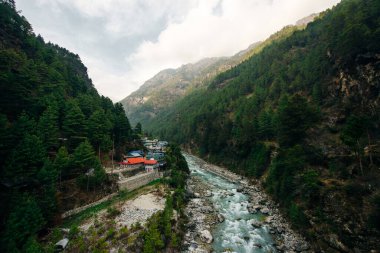 Himalayalar, Nepal 'deki güzel dağ manzarası. Büyük dağlar, mavi nehir ve temiz hava. Yüksek kalite fotoğraf