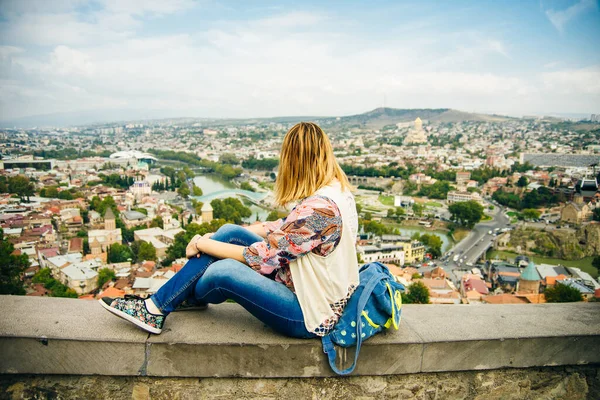 Gürcistan 'ın başkenti Tiflis, Mtatsminda dağının gece gökyüzü manzarasıdır.