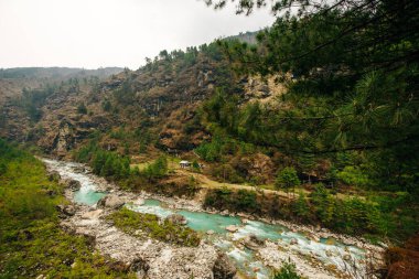 Himalayalar, Nepal 'deki güzel dağ manzarası. Büyük dağlar, mavi nehir ve temiz hava. Yüksek kalite fotoğraf