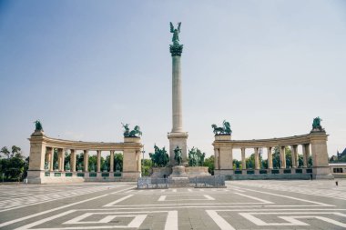 Budapeşte, Macaristan 'daki Kahramanlar Meydanı' ndaki Milenyum Anıtı - Kasım, 2021. Yüksek kalite fotoğraf