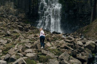 İzlanda, Studlagil Kanyonu 'ndan geçen Yeşil Nehir. Yüksek kalite fotoğraf