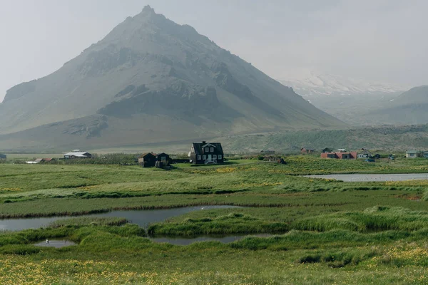 Feld Mit Dorf Fuße Des Vulkangipfels Gatklettur Hochwertiges Foto — Stockfoto