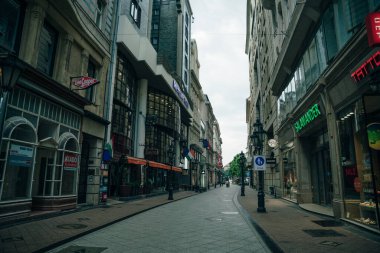 Budapeşte, Macaristan - sep, 2021: Sonbahar döneminde şehrin ana yayalık alanı. Yüksek kalite fotoğraf