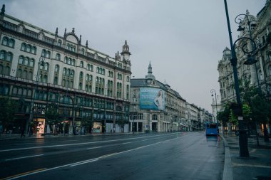Budapeşte, Macaristan - sep, 2021: Sonbahar döneminde şehrin ana yayalık alanı. Yüksek kalite fotoğraf