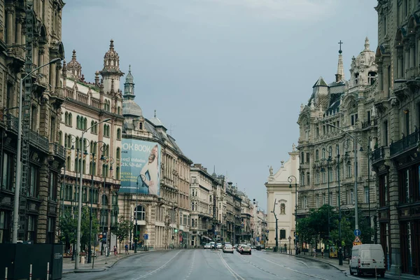 Budapeşte, Macaristan - sep, 2021: Sonbahar döneminde şehrin ana yayalık alanı. Yüksek kalite fotoğraf