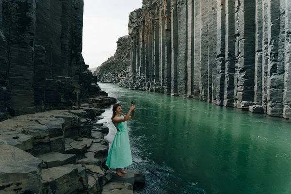 Den Gröna Floden Genom Studlagil Canyon Island Högkvalitativt Foto — Stockfoto