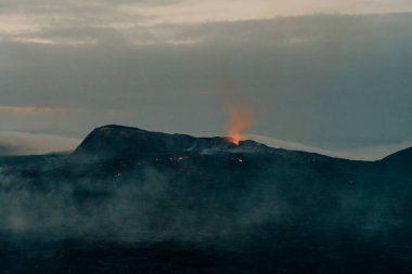 Fagradalsfjall, İzlanda - Haziran 2021: İzlanda, Reykjavik yakınlarında volkan patlaması. Yüksek kalite fotoğraf