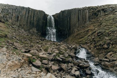 İzlanda, Studlagil Kanyonu 'ndan geçen Yeşil Nehir. Yüksek kalite fotoğraf
